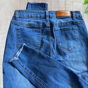 Skinny jeans with frayed edge at hem